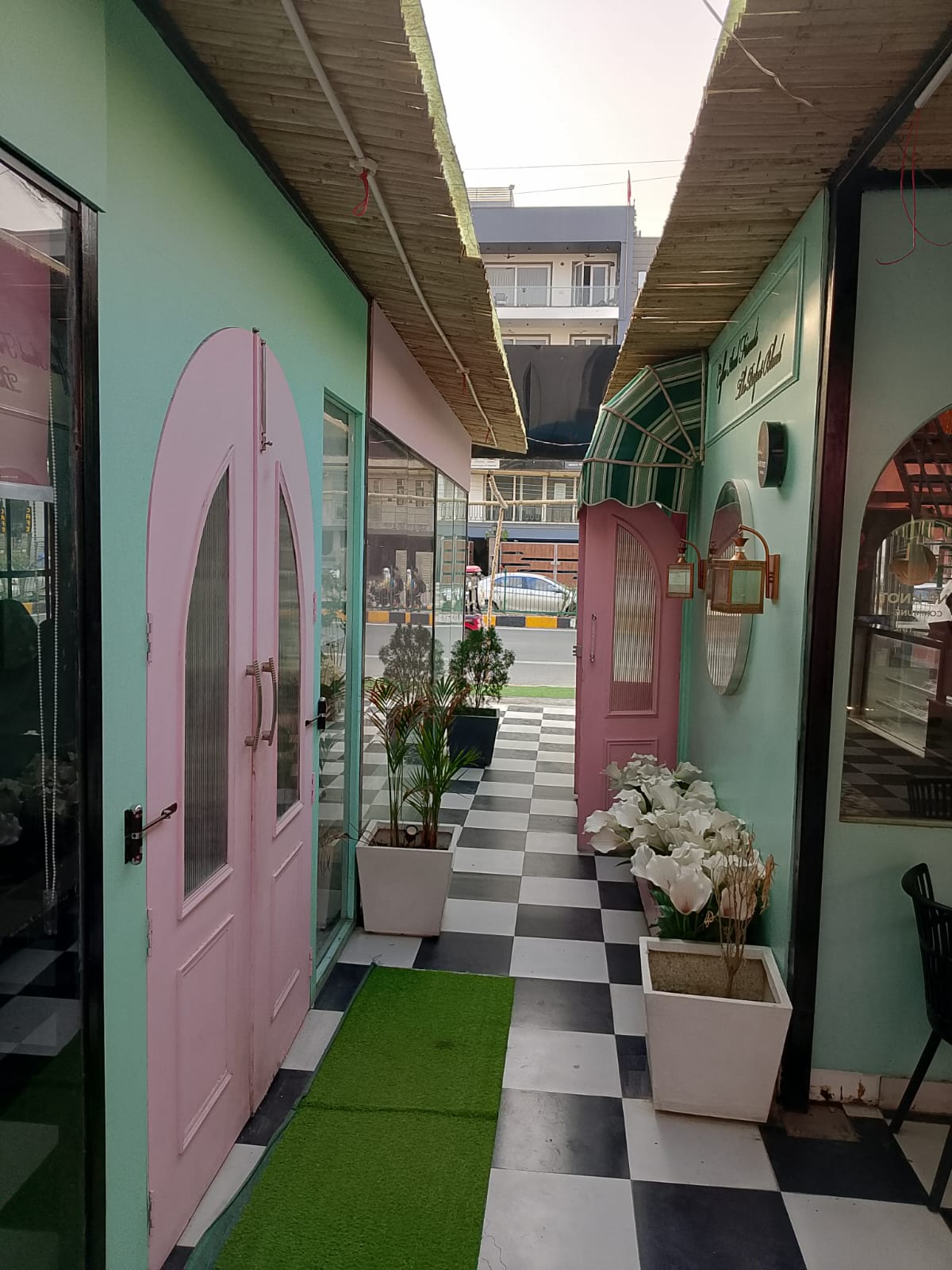 Restaurants & Cafes